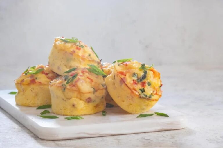 Muffiny s vejcem, šunkou, sýrem a zeleninou