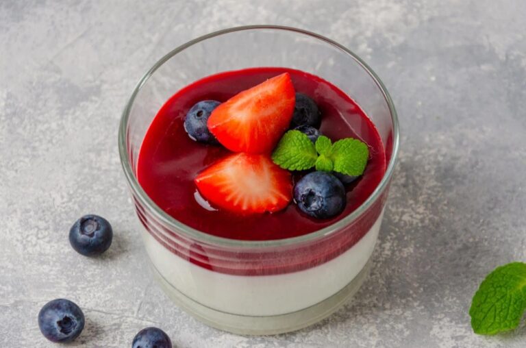 Italská panna cotta s jahodami a borůvkami