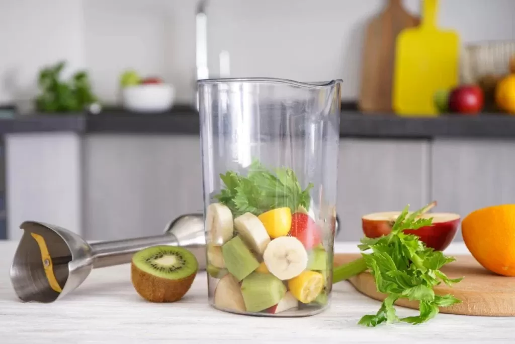 Jak vybrat nejlepší tyčový mixér v 2026 Příprava zdravého smoothie pomocí tyčového mixéru