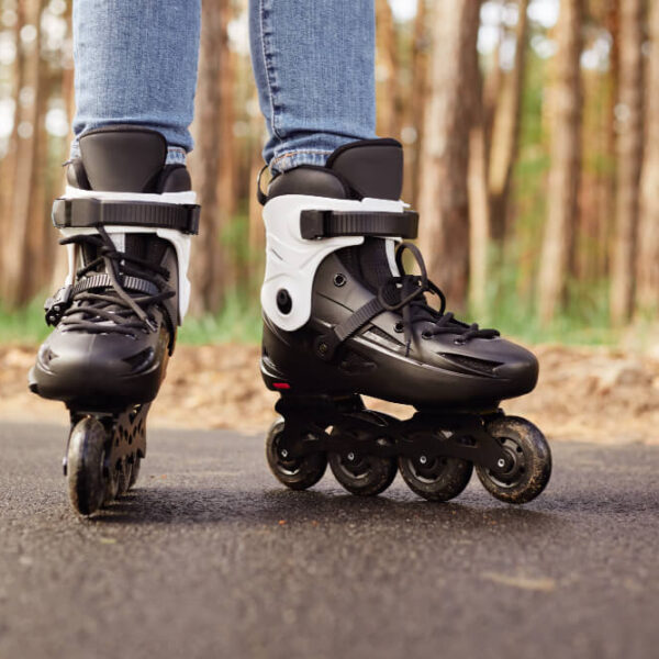 Jak se naučit bruslit na kolečkových inline bruslích