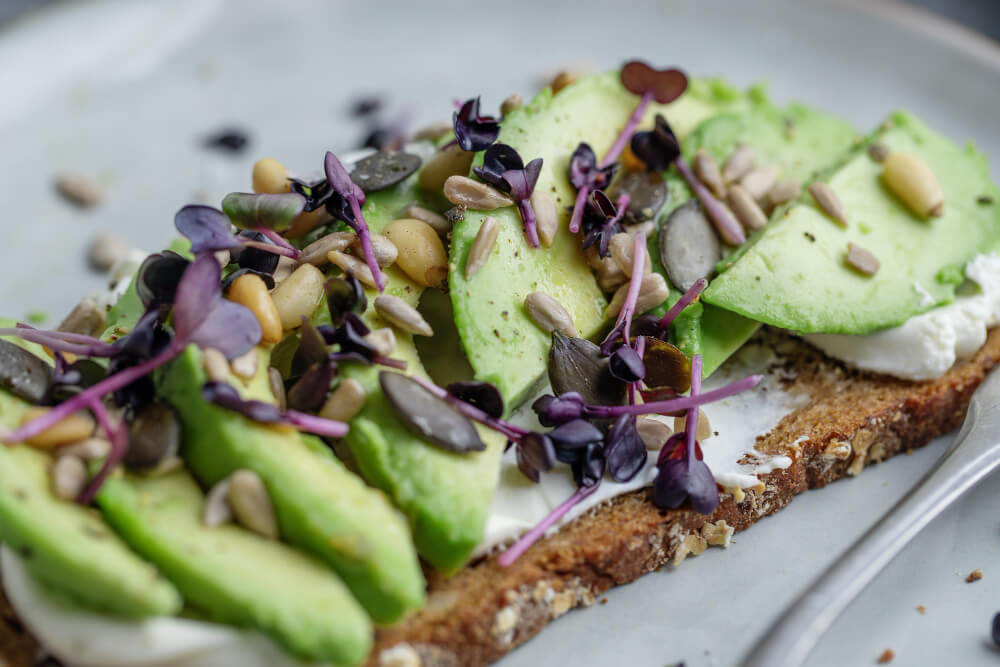 Zásadotvorné potraviny: Co jíst při zásadité dietě? Avokádový toast na kváskovém chlebu s klíčky