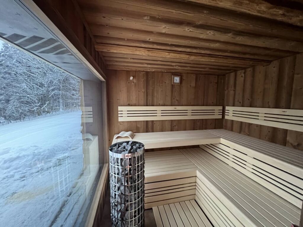 Venkovní sauna z klasického dřeva