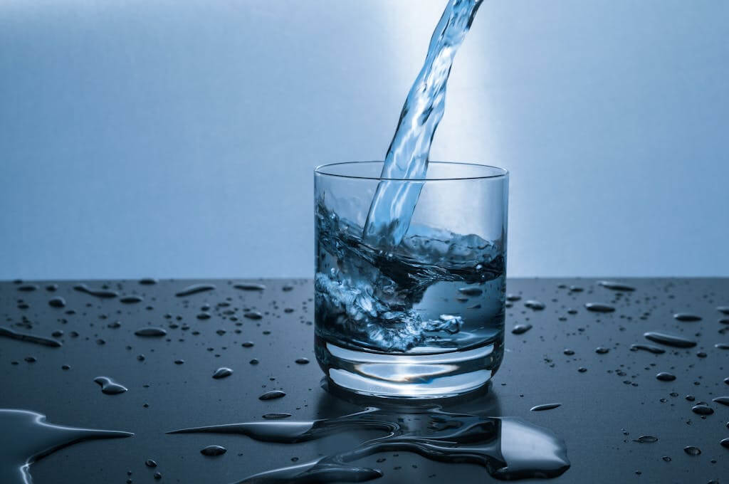 Elektrolyty: Co to je a jak vybrat ty nejlepší pro vaše potřeby? voda hydratace